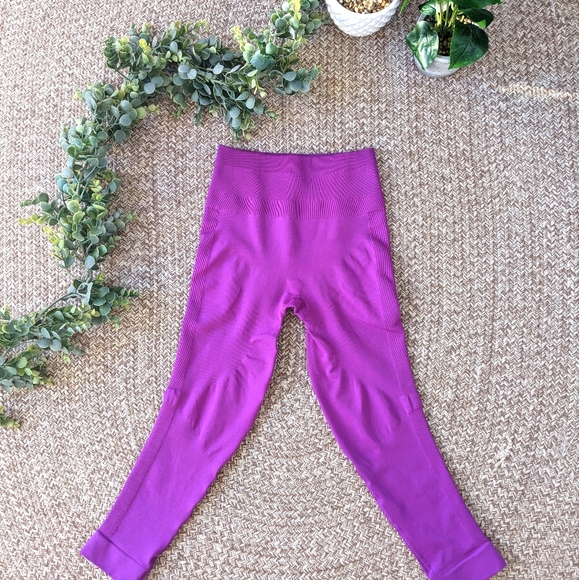 Lululemon Zone In Crop-  Size 4 or 6 - *flaws* - Picture 5 of 16